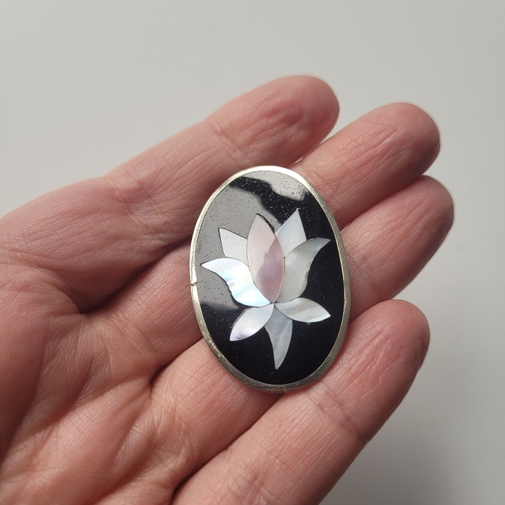 Oval brooch/pendant with inlaid lotus flower